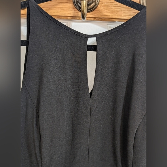 Maxi Dress with Keyhole Cutout, Halterneck and Flowing Skirt - Picture 2 of 15